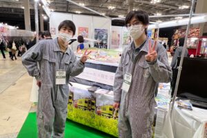 【１日目】展示ブースの前で記念写真