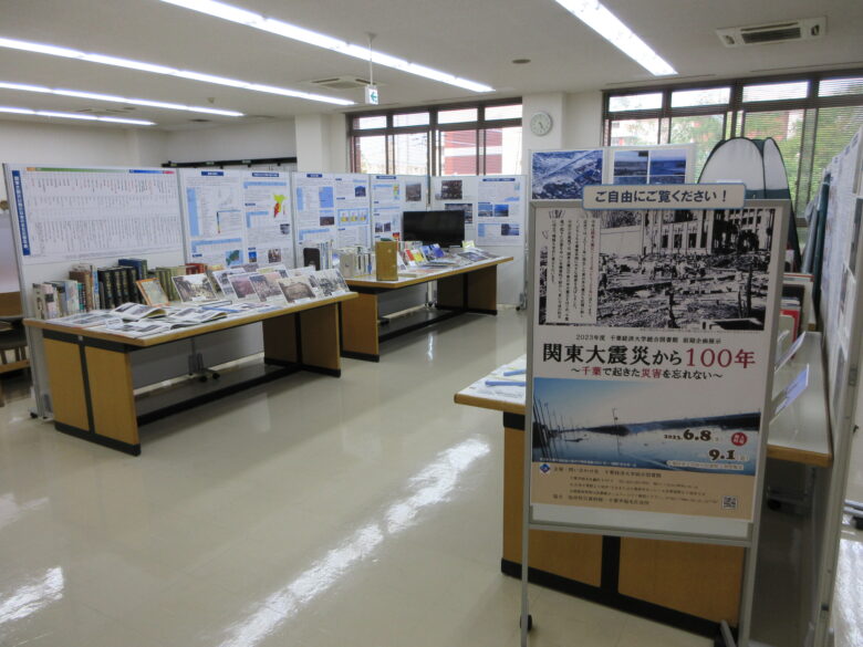 図書館2階カウンター前で展示しています