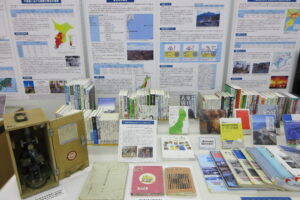 東日本大震災関連資料(手前は津波被害を受けた顕微鏡と本)