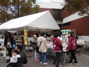 図書館前で開催した以前の古本市の様子。