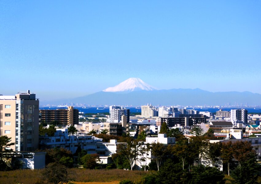 附属高校新館9階からは、富士山が望めます。空気が澄み渡った10月下旬の様子です。