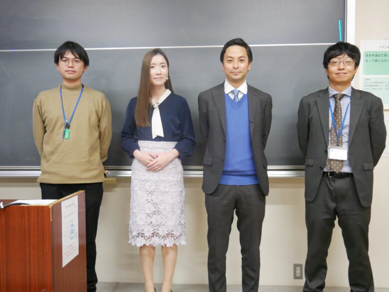 左から、高良先生、広報担当の岩本さん、齊藤代表取締役、藤原先生
