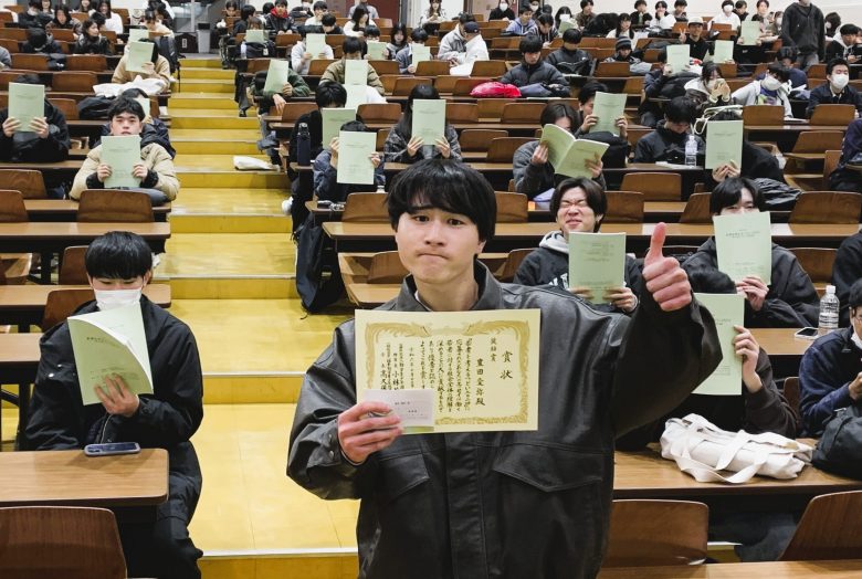 受賞をみんなで喜びました(奨励賞:豊田愛弥さん)