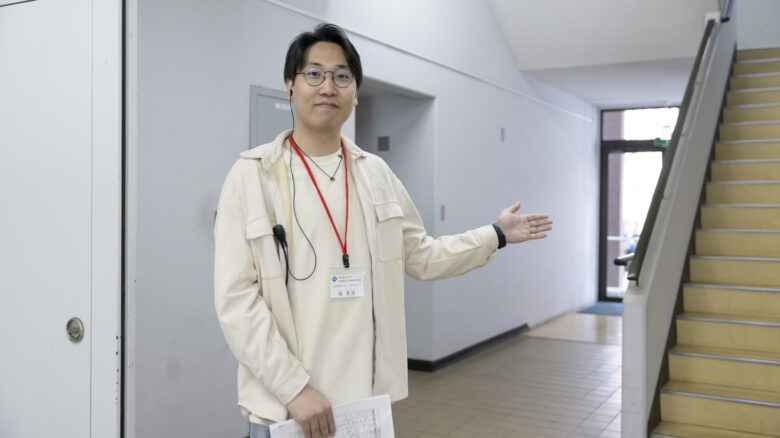 受付近くで誘導案内を行う本学学生