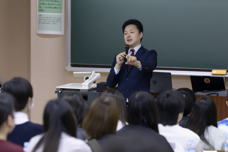 全体会で学部説明を行う村田旭准教授