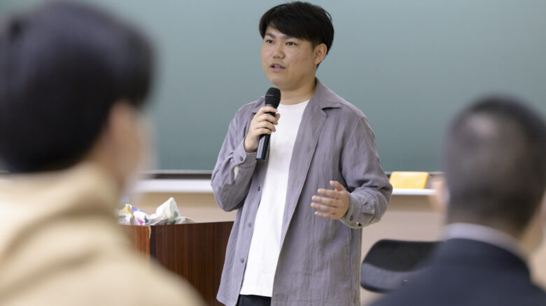 卒業生インタビューで話をする中村さん