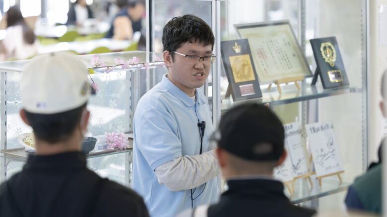 施設見学（キャンパスツアー）の様子②　～学生食堂～