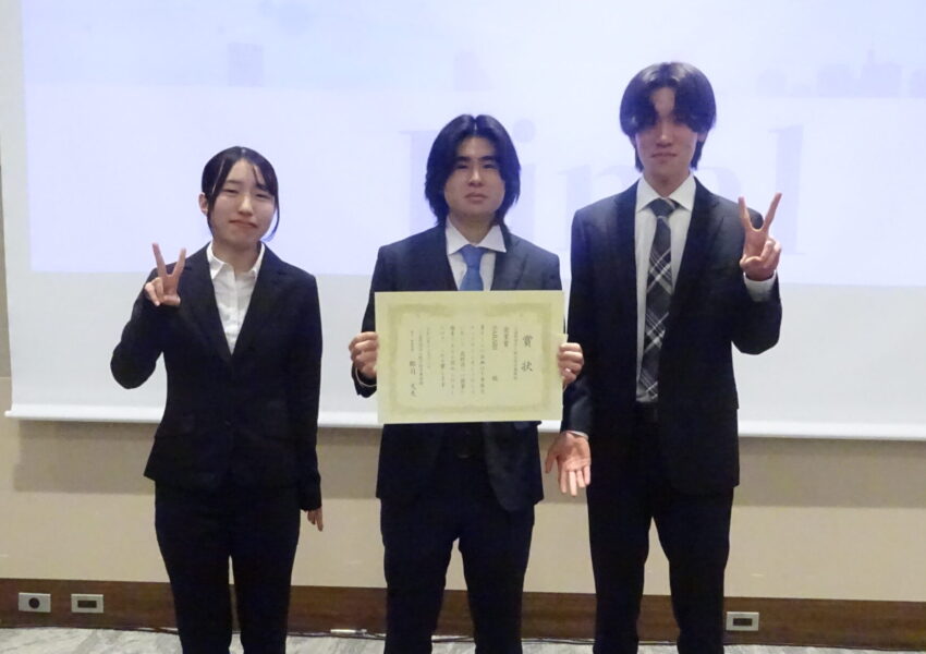 公益社団法人航空科学博物館の企業賞を受賞したチーム「SARARI」のみなさん三井彩楽さん(左）阿部瀬來さん(中央）横山凌さん(右）