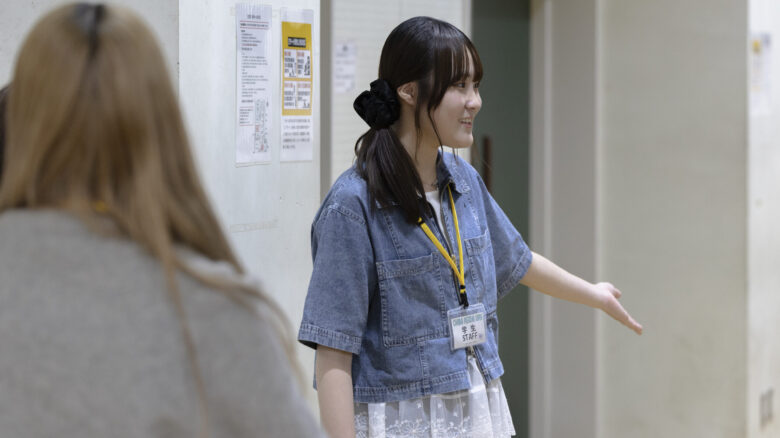 誘導案内を行う本学学生