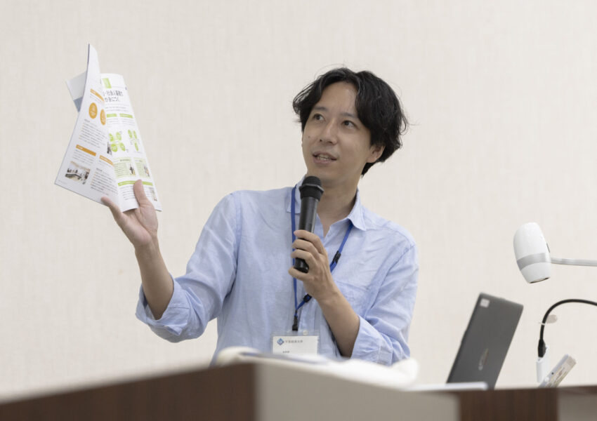 経済学部の説明をする松本先生
