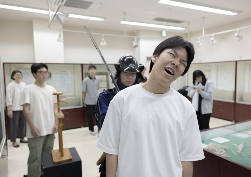 本学 地域経済博物館には、甲冑や刀剣まで所蔵されています
