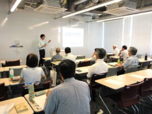 講演を聞く受講者の画像