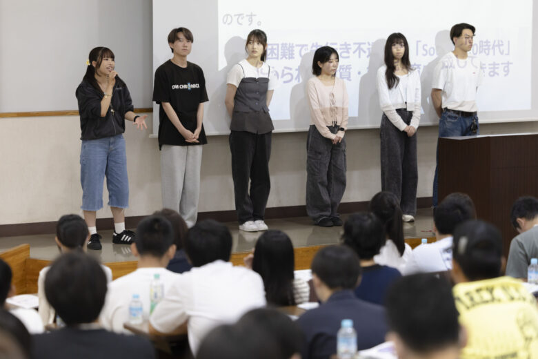 登壇者 【イニシャル(学科学年、出身高校)】Mさん(経営4年、市川昴)、Kさん(経営4年、千葉経済大学附属)、Sさん(経営3年、市立船橋)、Sさん(経営3年、船橋北)、Tさん(経営3年、千葉経済大学附属)、Wさん(経済3年、千葉経済大学附属)
