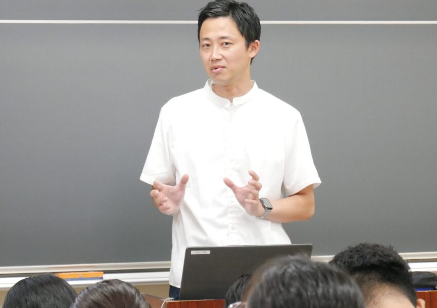 模擬授業「健康とはー自身にとっての健康を考えるー」鈴木 敦先生ストレス対処法の「3R」についても教えてくれました。さて、3R とは一体何でしょう？（答えは、記事最下段にあります。見てね☆）