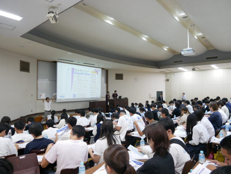 500席以上もある講義室で開催した全体プログラム。でも実は、100名を超える本学の授業はたったの1割未満! 「少人数教育」を大切にする大学なんです。