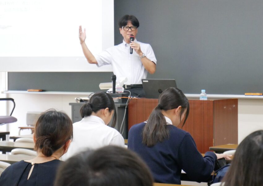 【キャリア別コース制紹介】金融コース岡田 慎太郎先生長きに渡り金融機関に勤めた経験を持つ岡田先生。金融業界で働くにあたってオススメの資格についても教えてくれました。