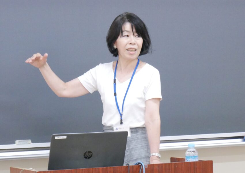 【キャリア別コース制紹介】教職コース小池 順子先生「『学年を超えた学びがある』。例えば2年生が模擬授業をやる際に4年生が来てくれてアドバイスをくれる。それが本学教職コースの特徴です」