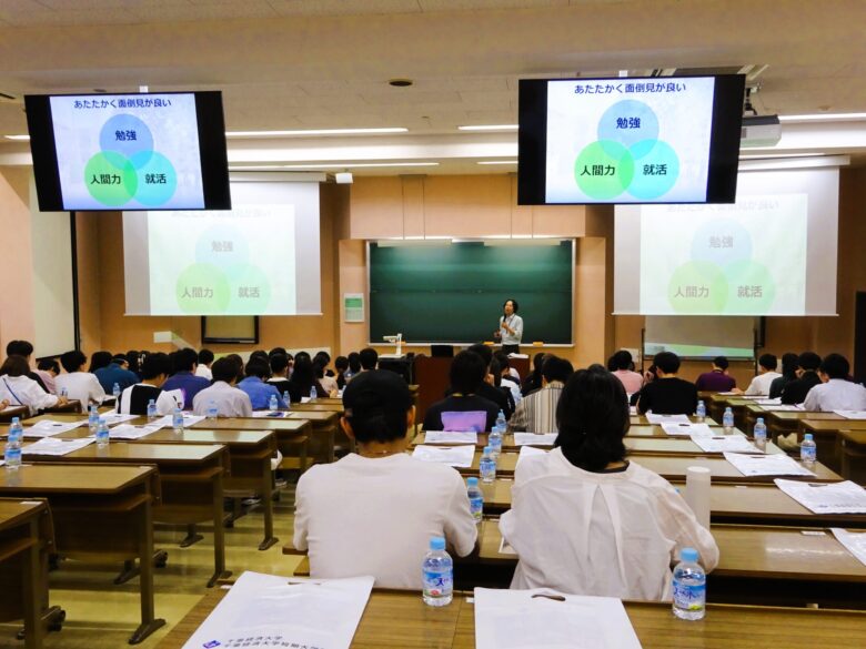 500席以上もある講義室で開催した全体プログラム。でも実は、100名を超える本学の授業はたったの1割未満！ 「少人数教育」を大切にする大学なんです。