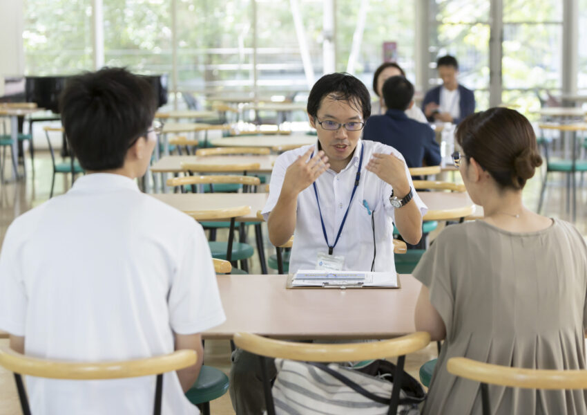 【個別相談】入試広報センター職員もいるから、何でも聞いてね。