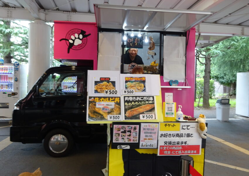 本学の学生がいつも利用しているから、大学生気分をぜひ味わってみてね！学生食堂のメニューも楽しめるよ！
