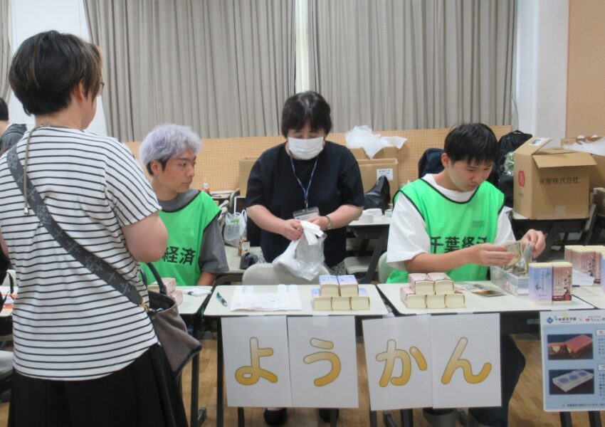 羊羹販売・写真展の様子