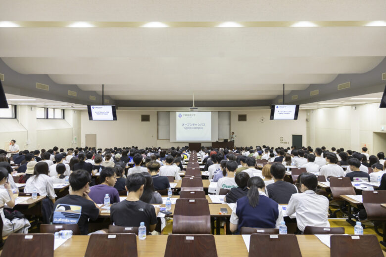 500席以上もある講義室で開催した全体プログラム。でも実は、100名を超える本学の授業はたったの1割未満! 「少人数教育」を大切にする大学なんです。