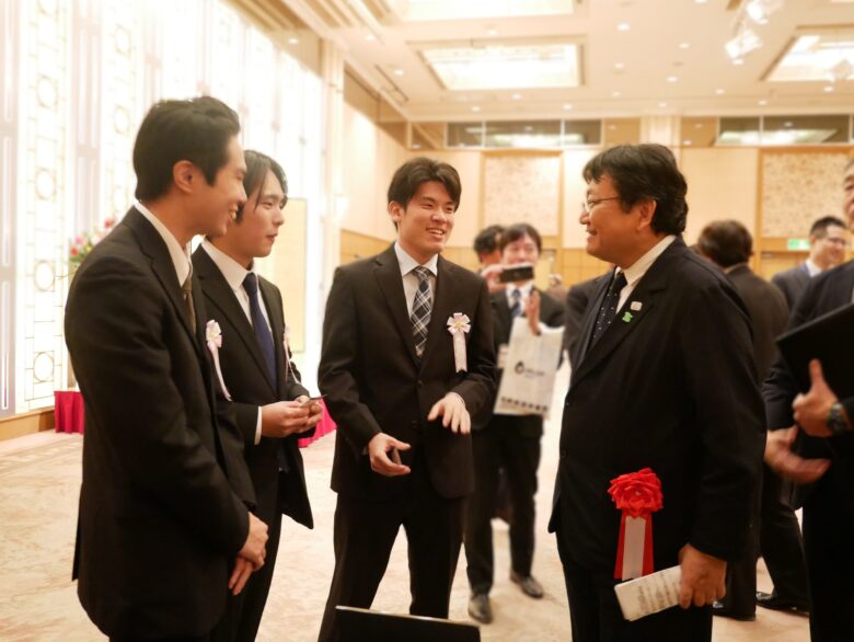 受賞学生3人と神谷市長が歓談する様子