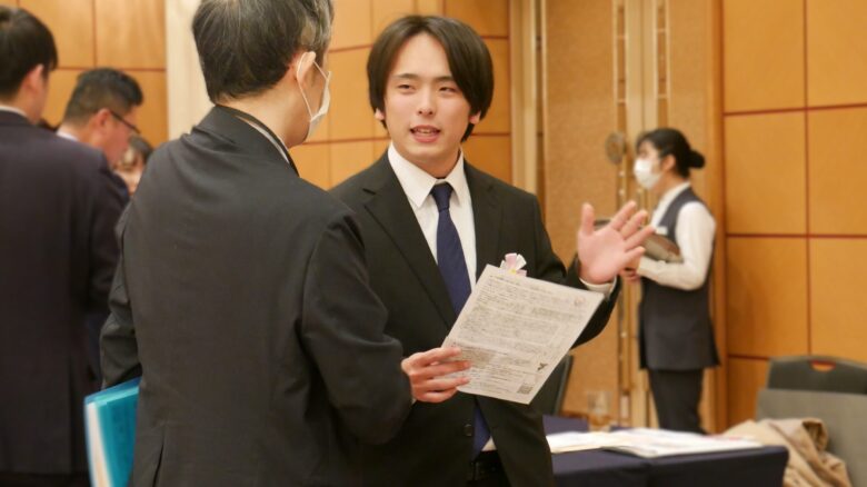 交流会では、たくさんの方が本学のブースに訪れてくださいました。