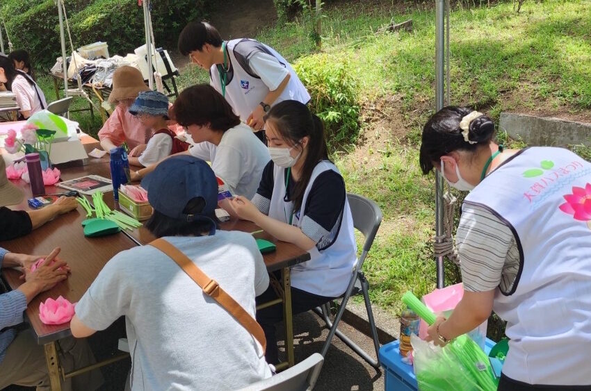 他大学の学生と一緒に会場内の「ぬりえ」「折り紙」など各コーナーの運営も担当しました。