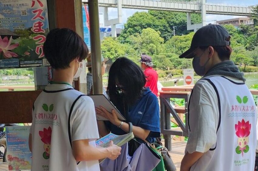 ゼミ生がデザインしたオリジナルのビブスを着用して活動をするゼミ生たち