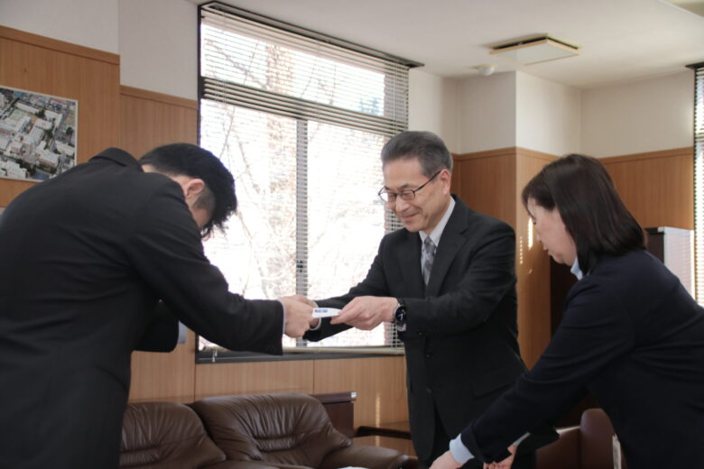 山浦副学長より表彰状が授与されました