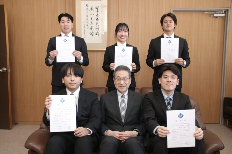 本学では様々な活動で活躍している学生を表彰しております。