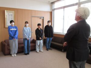 館長の前に受賞者が並んでいる画像