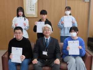 館長と受賞者の記念写真