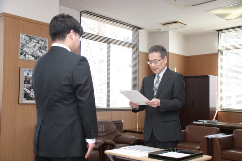 山浦副学長より表彰状が授与されました