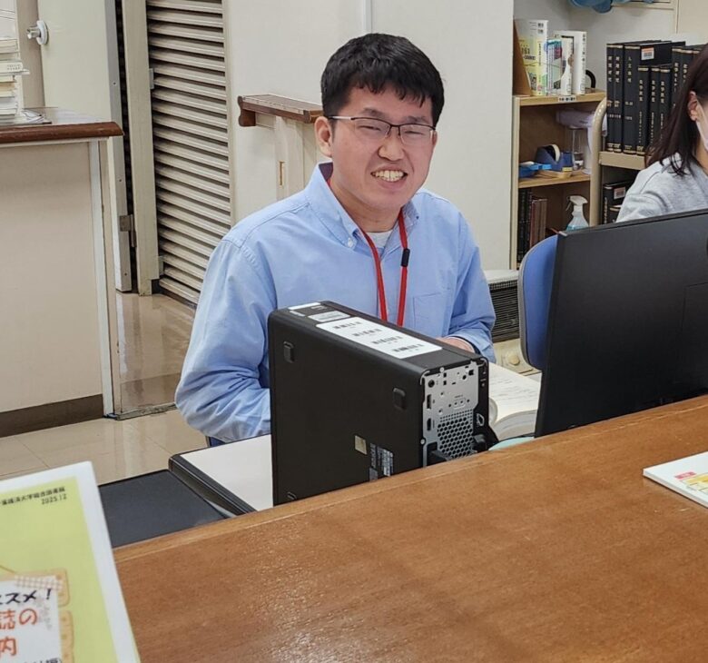 本学の総合図書館学生アルバイトを務め、カウンターで地域住民の方々へ笑顔で丁寧に対応しました。